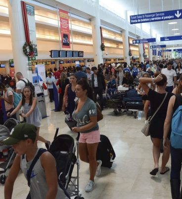 CANCÚN, QUINTANA ROO, 26DICIEMBRE2016.- El gobernador del estado Carlos Joaquín González recibió en el Aeropuerto Internacional de Cancún al pasajero 21 millones. La terminal se encuentra al tope de vacacionistas.
FOTO: ELIZABETH RUIZ /CUARTOSCURO.COM